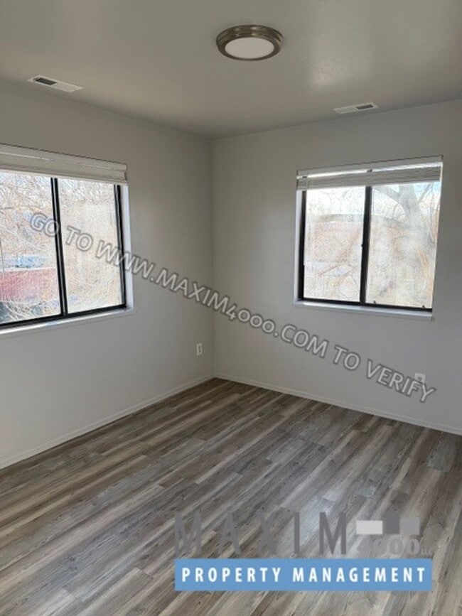 Building Photo - 559 N Sparn St