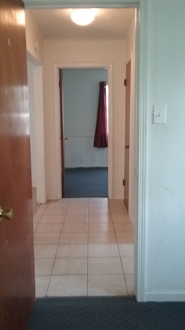 Hallway between bathrooms - 15010 County Road 1876