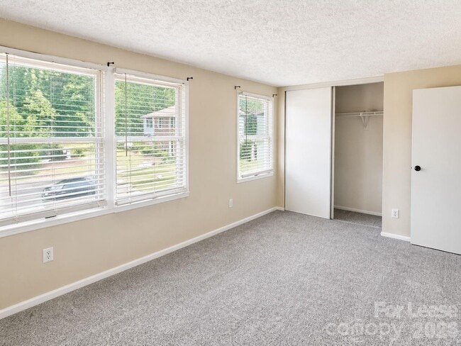 Building Photo - 9456 Lexington Cir