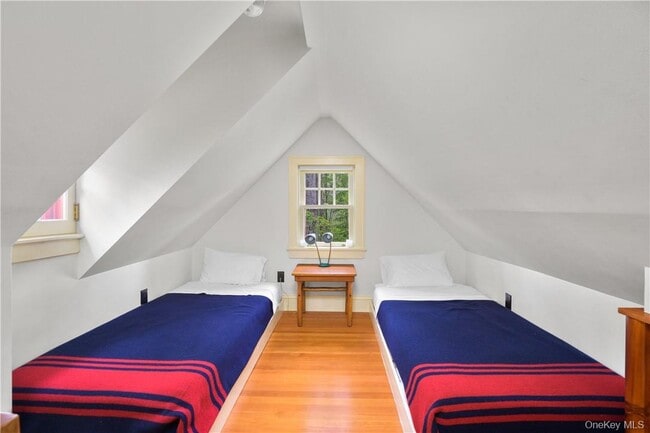 Building Photo - 77 Lake Dr