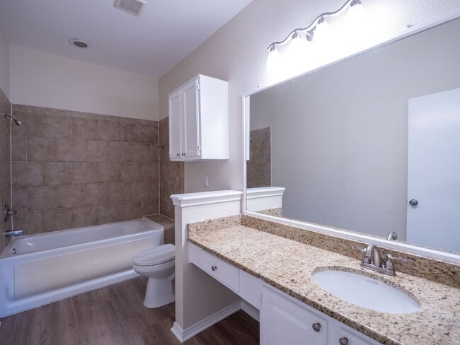 Building Photo - Charming 2-Bedroom Home with Versatile Lof...