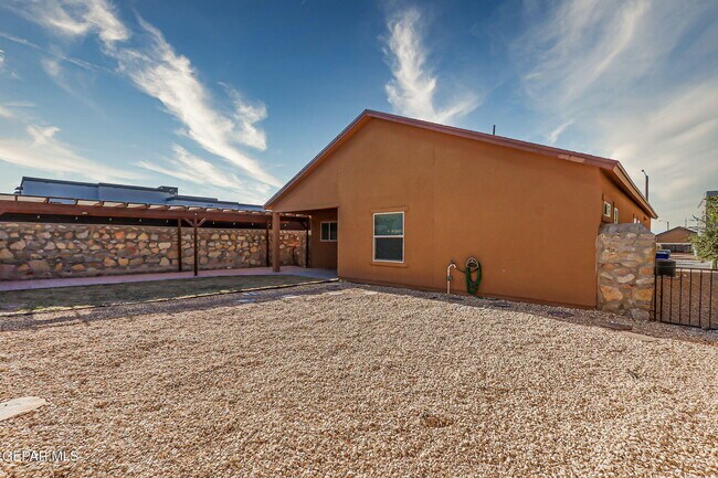 Building Photo - 14260 Russ Leach Ave