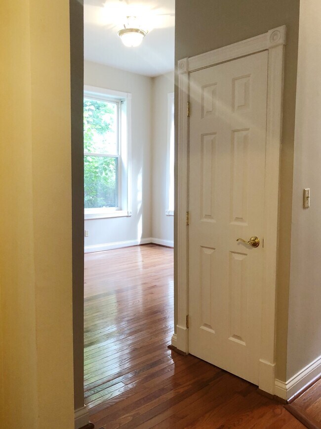 12 foot cielings - 2108 Fulton Ave