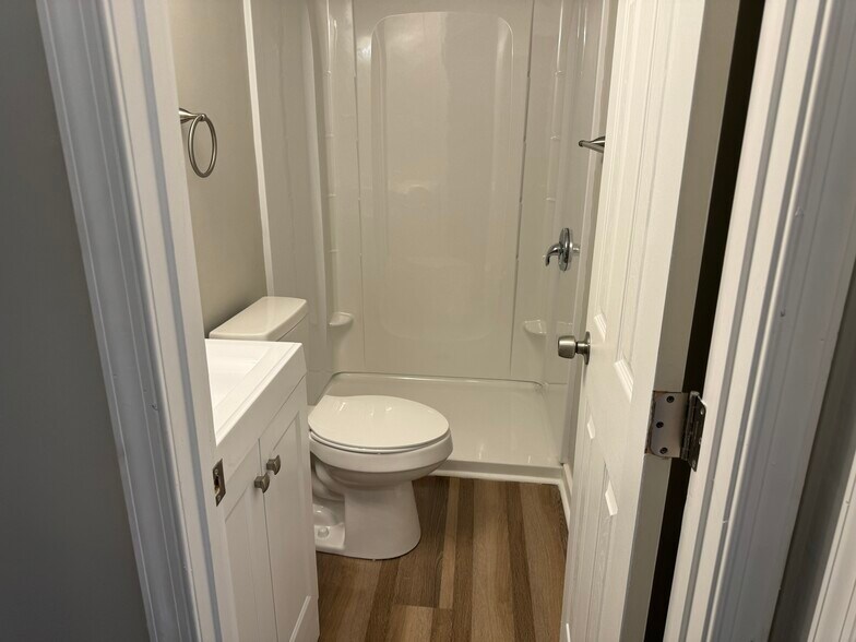 Full Bath Upstairs - 3903 King St