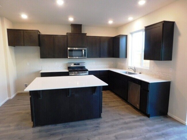 Building Photo - 4Bd/2.5 Ba Two Story Home - Available to View!