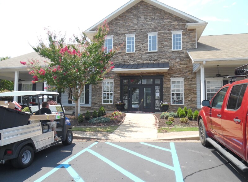 Building Photo - 118 University Village Dr