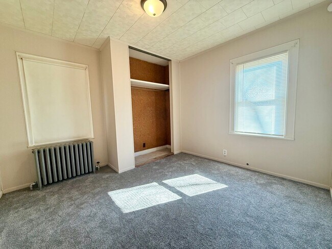 Building Photo - 2 Bedroom, 1 Bath Home  & Garage Available in Peoria IL!