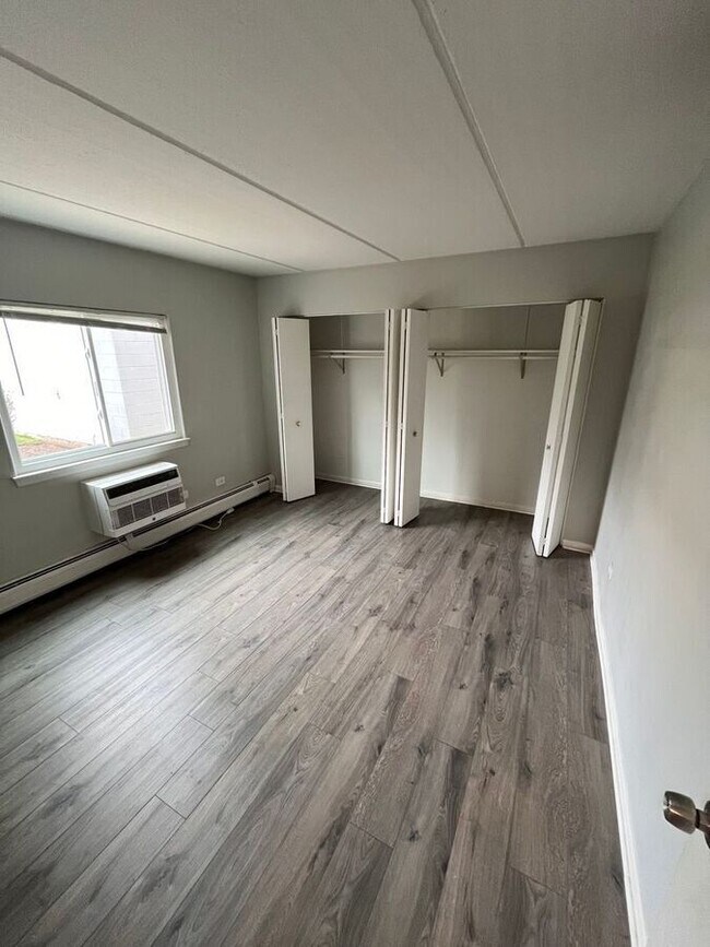 Building Photo - 170 E Lake St