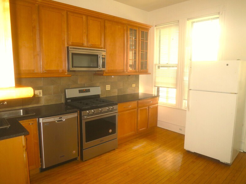 Building Photo - 833 W Newport Ave