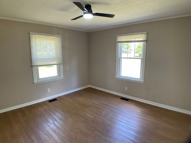 Building Photo - Adorable Bungalow Ready for New Residents!