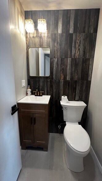 Building Photo - 552 Manistee Ave