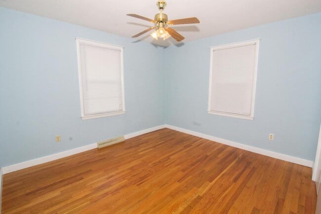 Building Photo - 517 E 2nd St