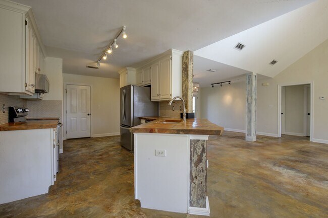 Building Photo - Hawthorne Glenn Fairhope!