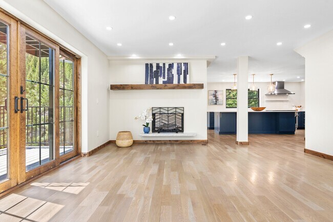 Building Photo - 205 Loop Dr