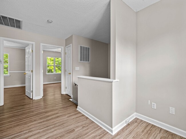 Building Photo - Country Club Area!