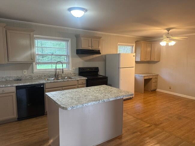 Building Photo - 2BD/1 BA