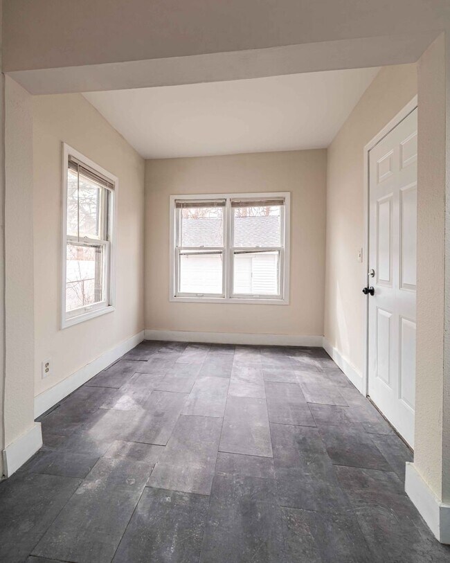 Building Photo - 3 Bedroom - 1 Bath - $1,350