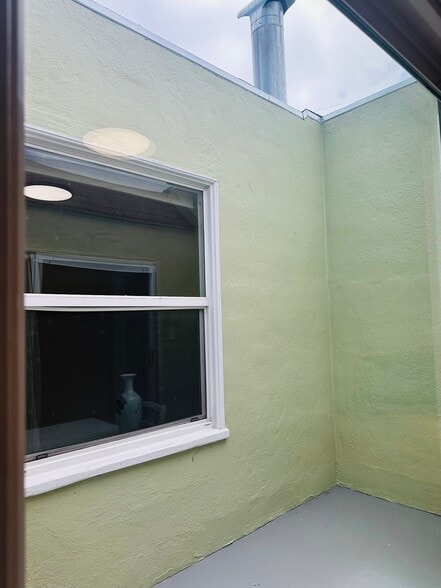 Central atrium/courtyard 11ft by 4ft - 245 Concord St