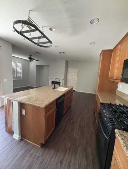 Building Photo - 27520 Peony Ln