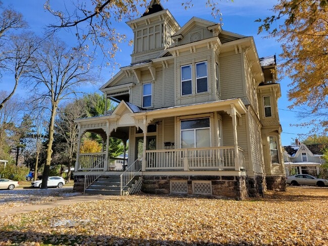 Primary Photo - 2 bedroom 1 bath - available for June 1st ...