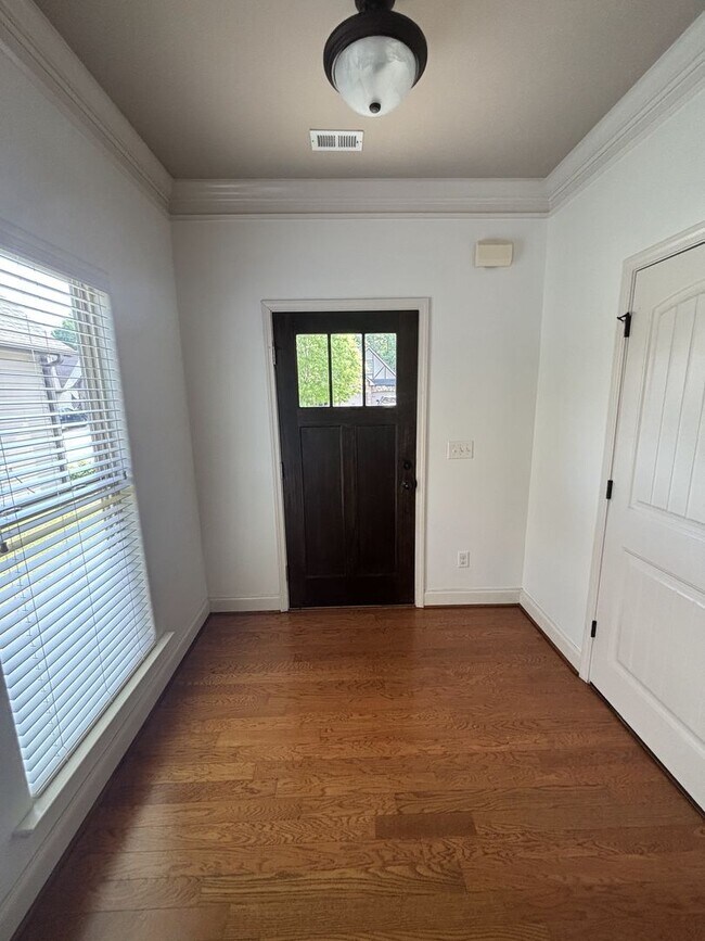 Building Photo - 3 Bed 2 Bath Home In Westover With A 2 Car Garage