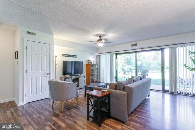 Building Photo - 22 Hermitage Dr