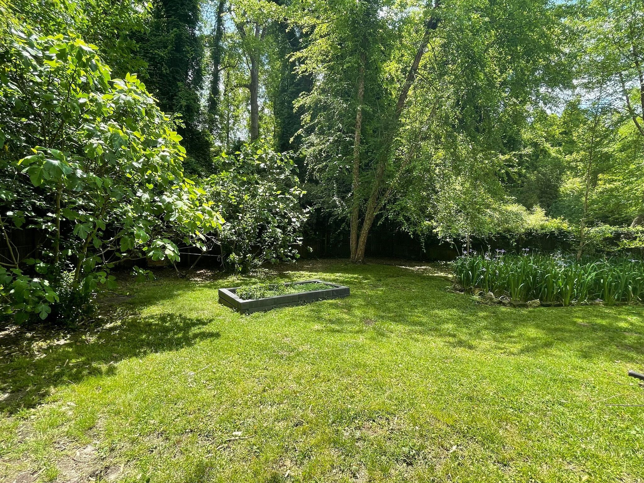 Building Photo - 320 N Poplar St