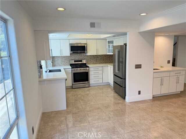Building Photo - 5340 Las Virgenes Rd