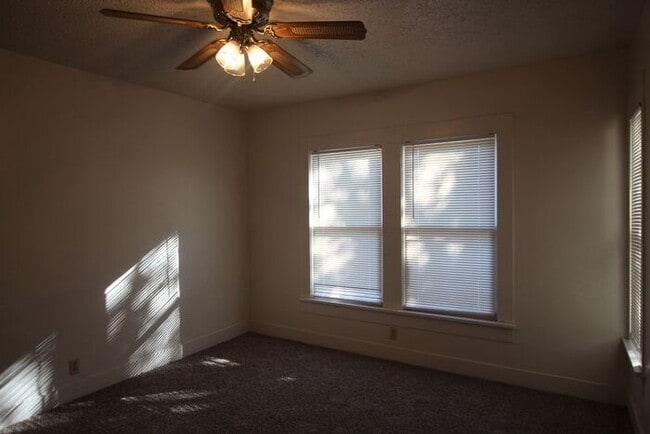 Building Photo - Available Now! Adorable 1 bedroom 1 bath a...