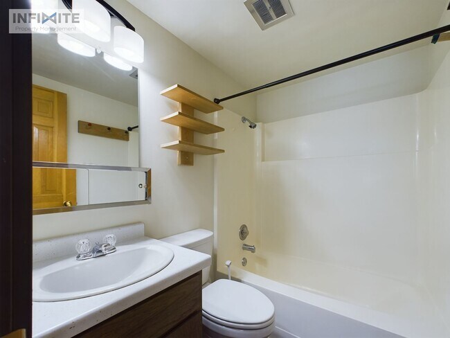 Building Photo - Comfortable 2 bedroom and 3 bathroom in Bi...