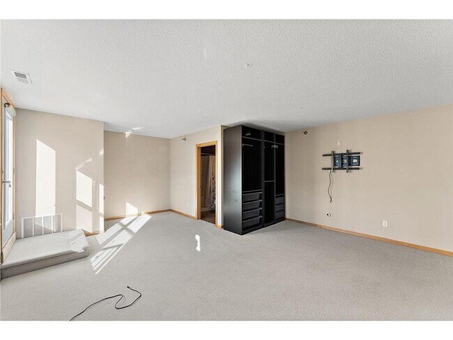 Building Photo - 2650 University Ave W