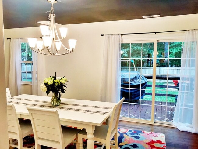 Building Photo - Stunning 3 Bedroom, 2.5 Bath Home in Short...
