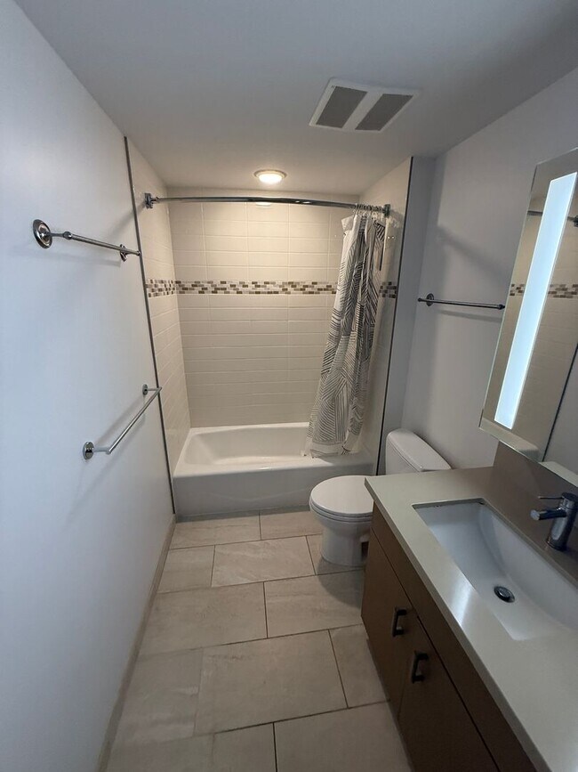 Building Photo - Luxury High-Floor 2BR/2BA Condo with Ocean...