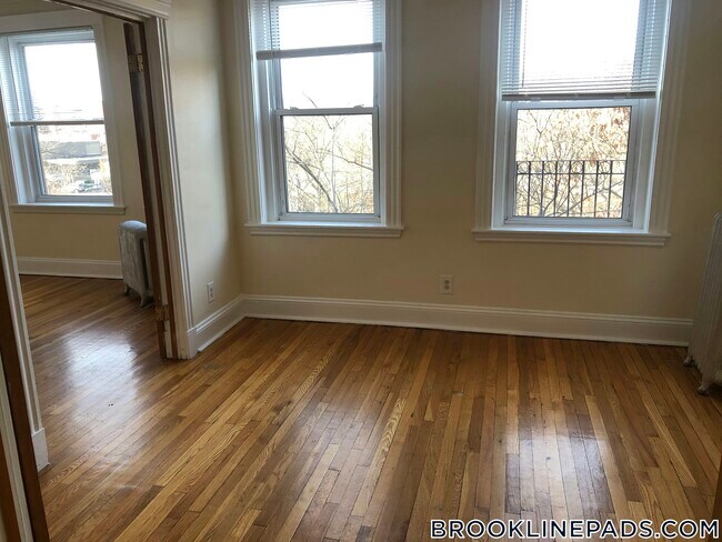 Building Photo - 352 Riverway