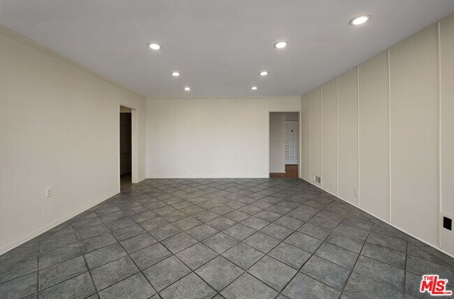 Building Photo - 9149 Hillsboro Dr