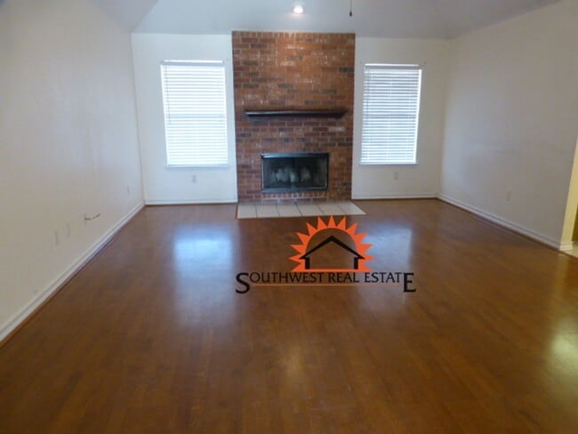 Building Photo - Beautiful 3 bedroom 2 bath brick home