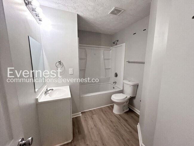 Building Photo - 3 Bed, 2 Bath Home with Garage / Pet-Friendly / Available Now!