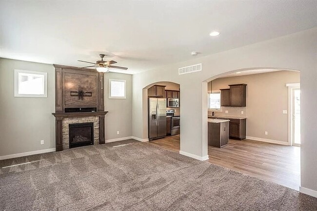 Building Photo - Spacious 4 Bedroom Home in Sugar Creek Wau...