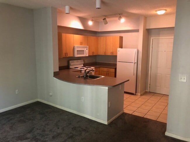 Building Photo - Beautiful 1/1 condo with great amenities