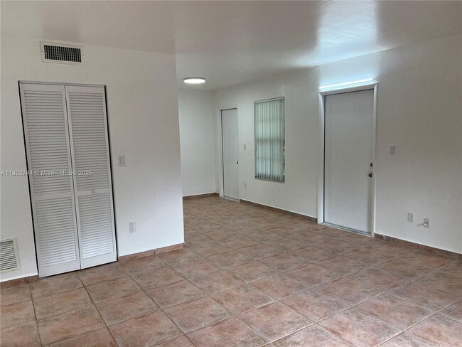 Building Photo - 10756 N Kendall Dr