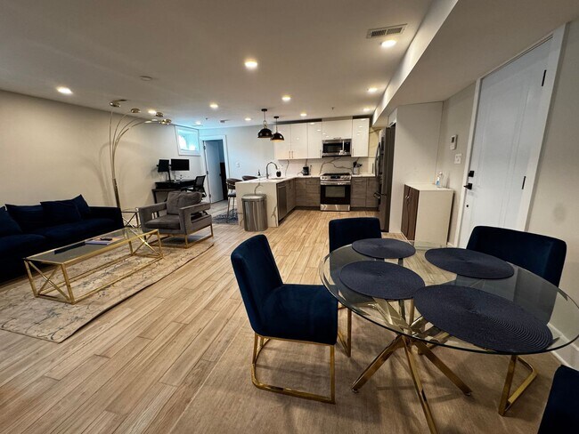 Building Photo - Discover this beautifully renovated 2BD/2B...