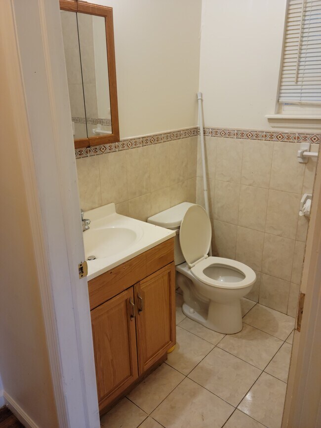 Building Photo - 102 11th Ave W