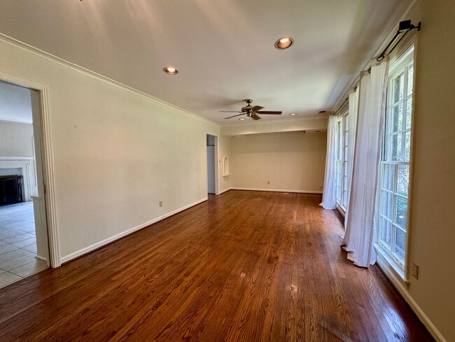 Building Photo - Idyllic Green Hills Home