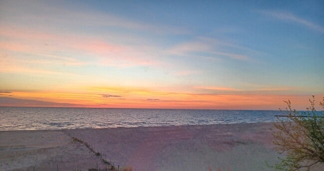 Building Photo - 5801 N Sheridan Rd