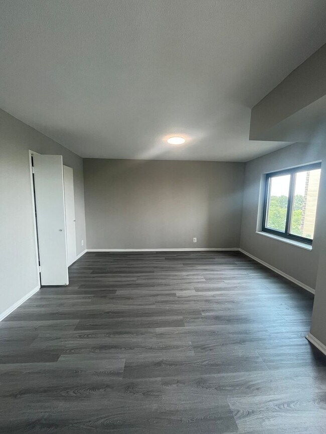 Building Photo - 307 Yoakum Pkwy