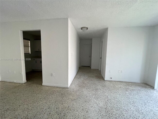Building Photo - 142 SW 18th Ave