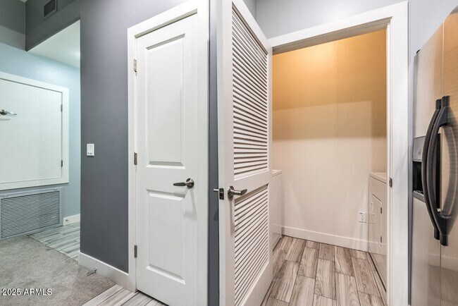 Building Photo - 945 E Playa Del Norte Dr