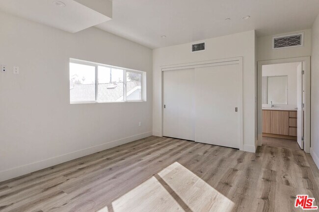 Building Photo - 2494 W Shenyad Ct