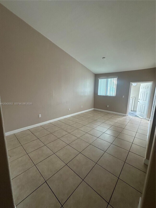 Building Photo - 1656 SE 29th Ct