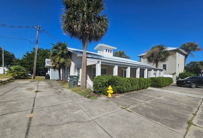 Building Photo - 3 BD / 2 BA Unfurnished - One block to the beach